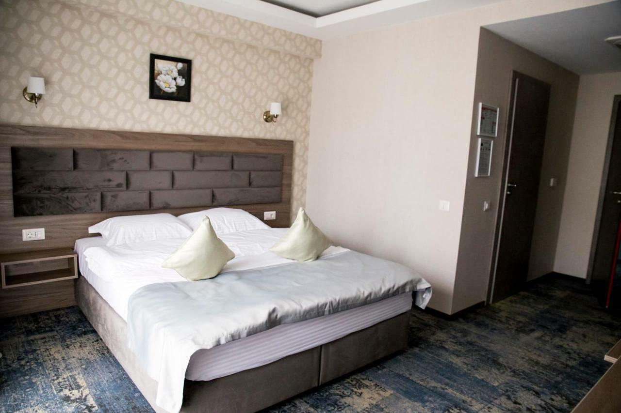 Hotel Yarus Plus Ploieşti Dış mekan fotoğraf