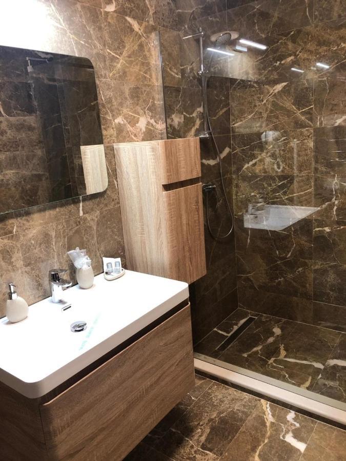 Hotel Yarus Plus Ploieşti Dış mekan fotoğraf